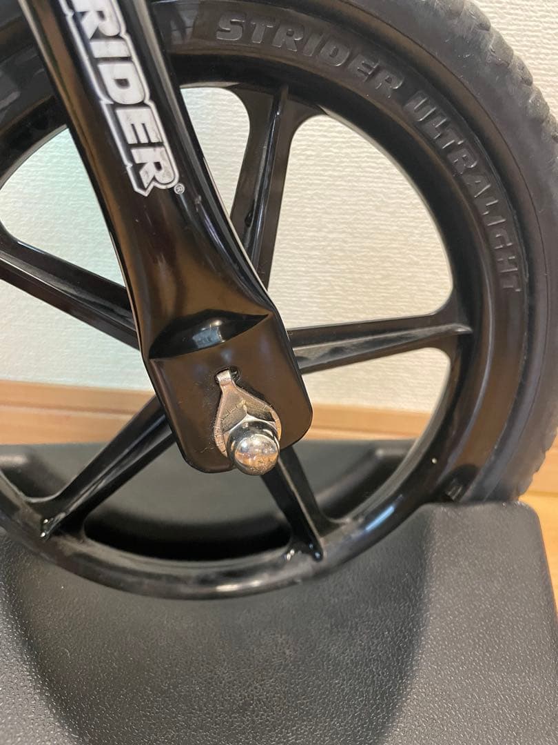 美品！STRIDERストライダー バランスバイク 緑 前カゴ付き　固定台付き