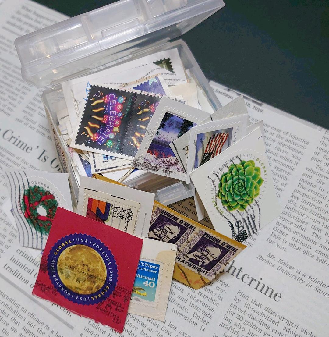 海外  使用済み切手 ★ た～くさん詰め込み箱