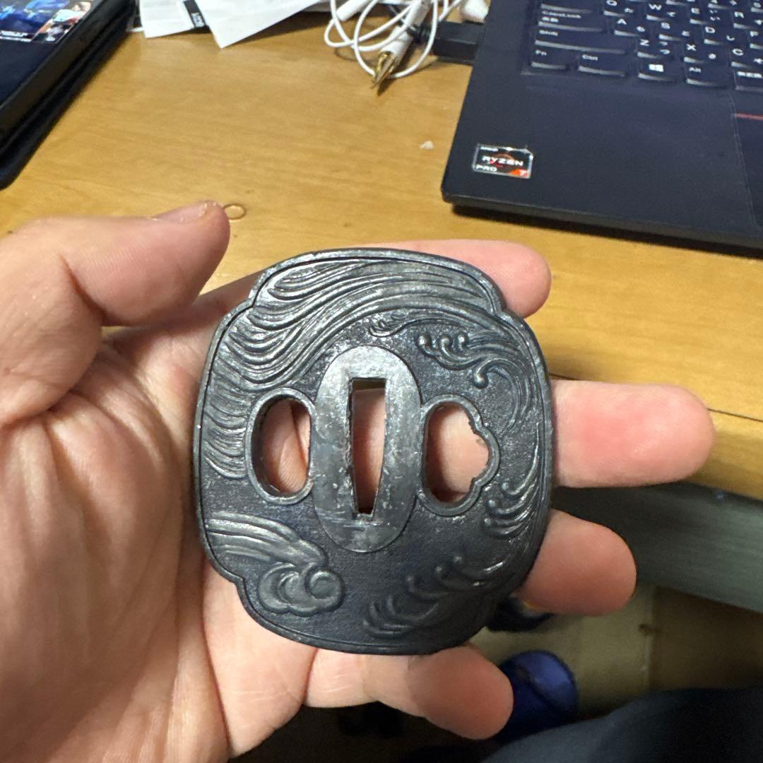 伝統的な日本の鍔 波模様