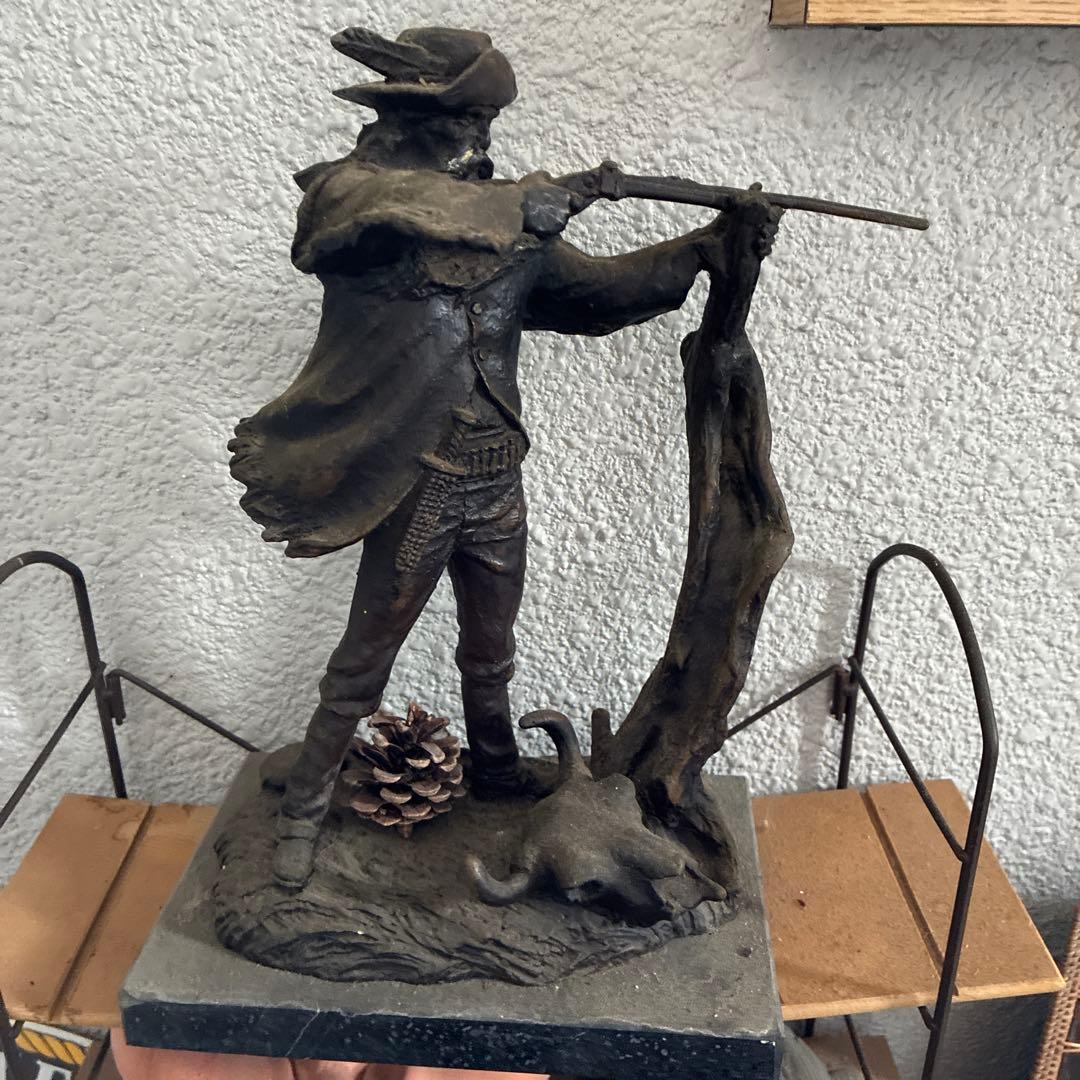 お値引きしました@ めちゃ重たい狩猟者の金属製彫刻 30センチ