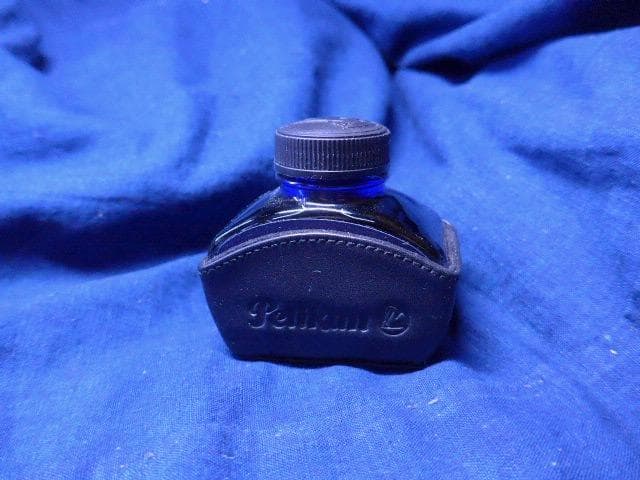 未使用のPelikan 4001 青インク（大）と非売品の貴重な専用ケース