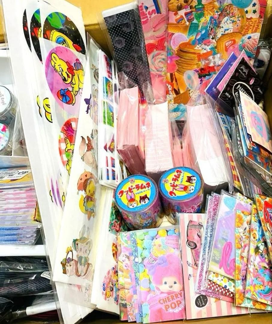 紙モノ♡コレクション整理品♡紙モノ大量まとめ売り♡印刷物セット♡シール♡箱売り
