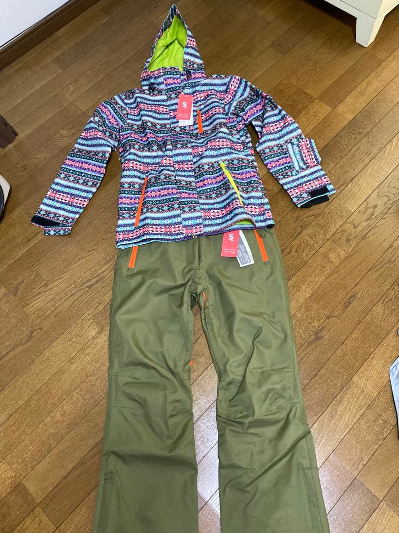 新品スノボウェア　レディースＳサイズ
