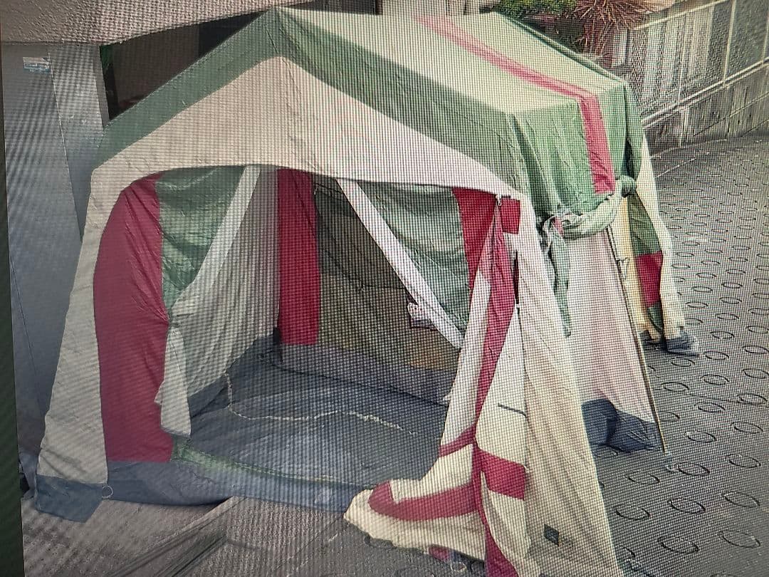 ドーム型キャンプテント 緑赤ストライプ