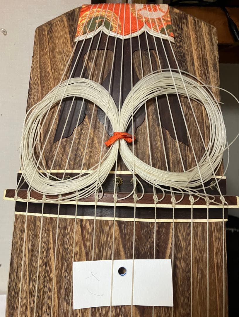 13弦 筝 並甲 すだれ彫り 甲に琴柱の倒れた