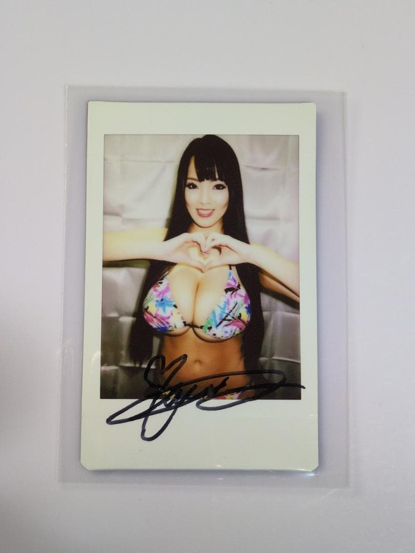 Hitomi 直筆サイン入りチェキ a01