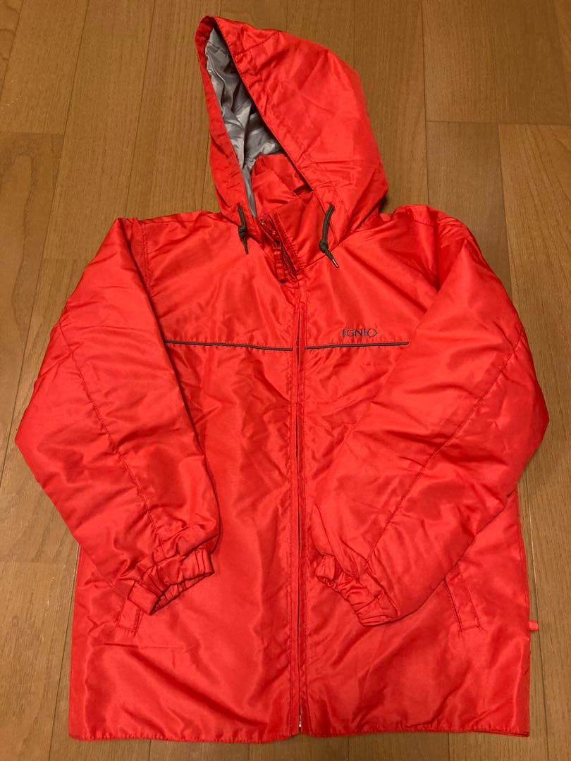 赤いウィンタースポーツジャケット（子ども用）