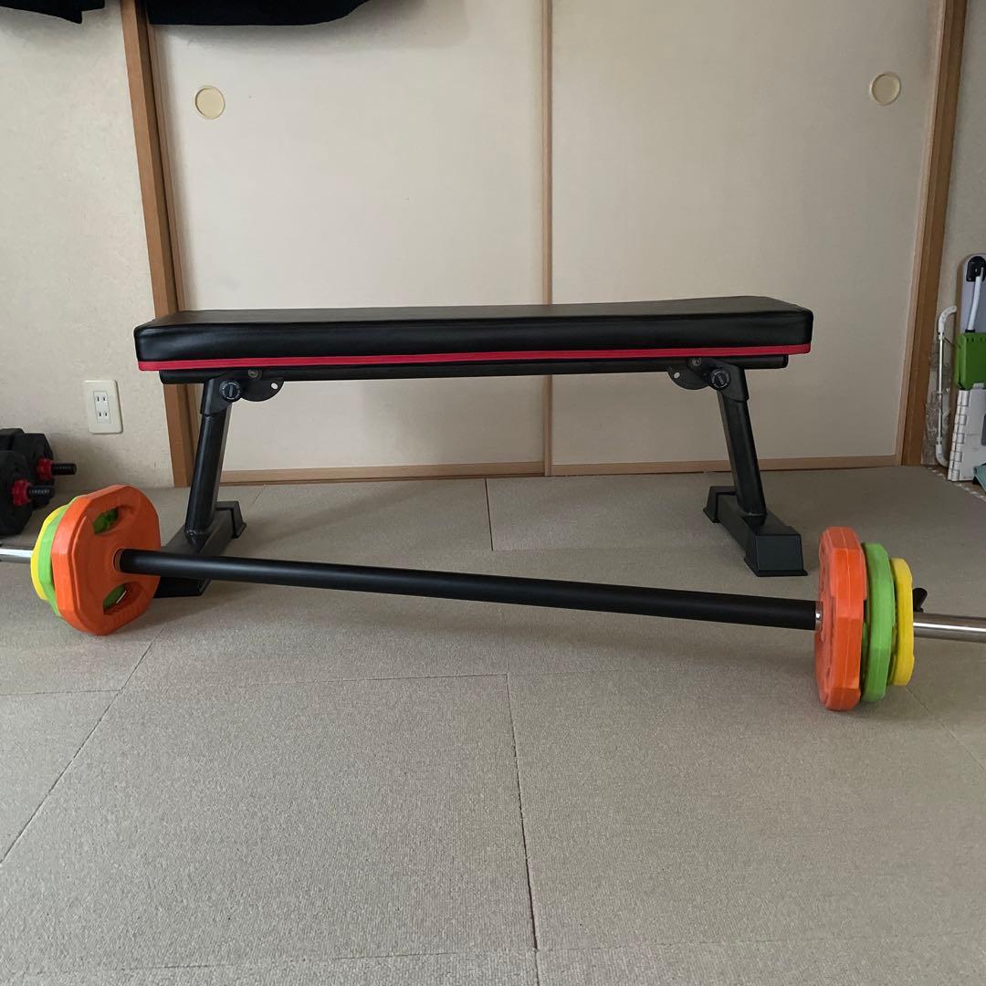 バーベルセットとトレーニングベンチ