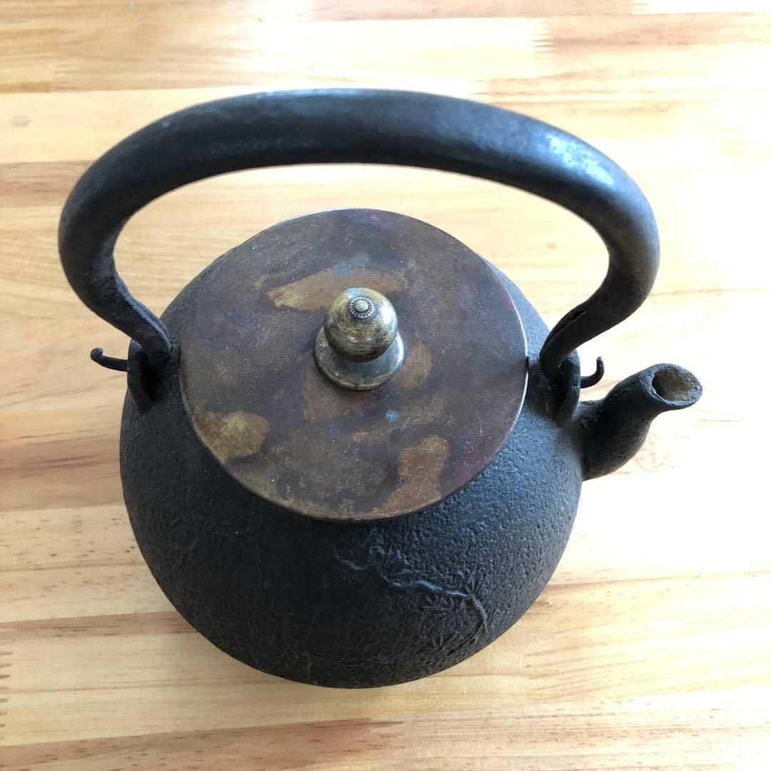 鋳鉄製黒鉄瓶 彫刻模様付き