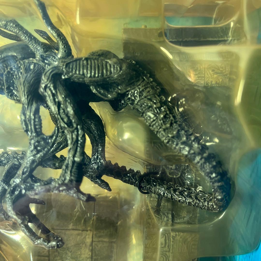 マクファーレントイズ　AVP ジオラマ　エイリアン　プレデター　フィギュア