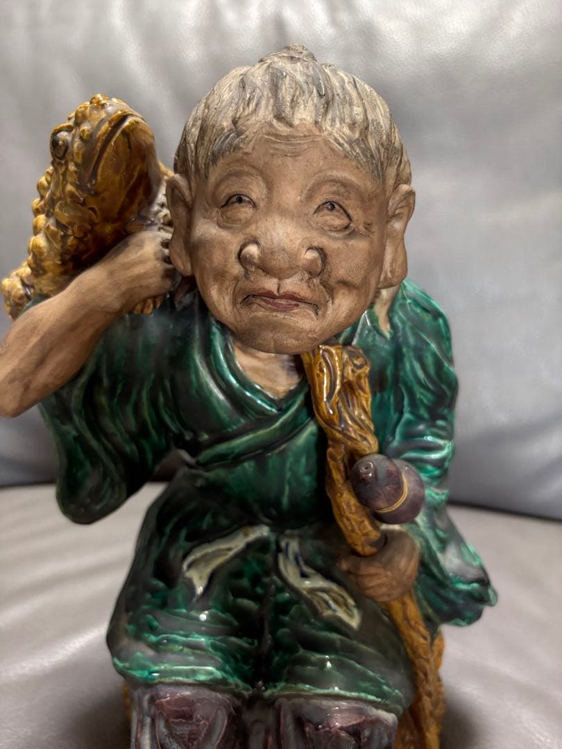 老人とカエルの置物