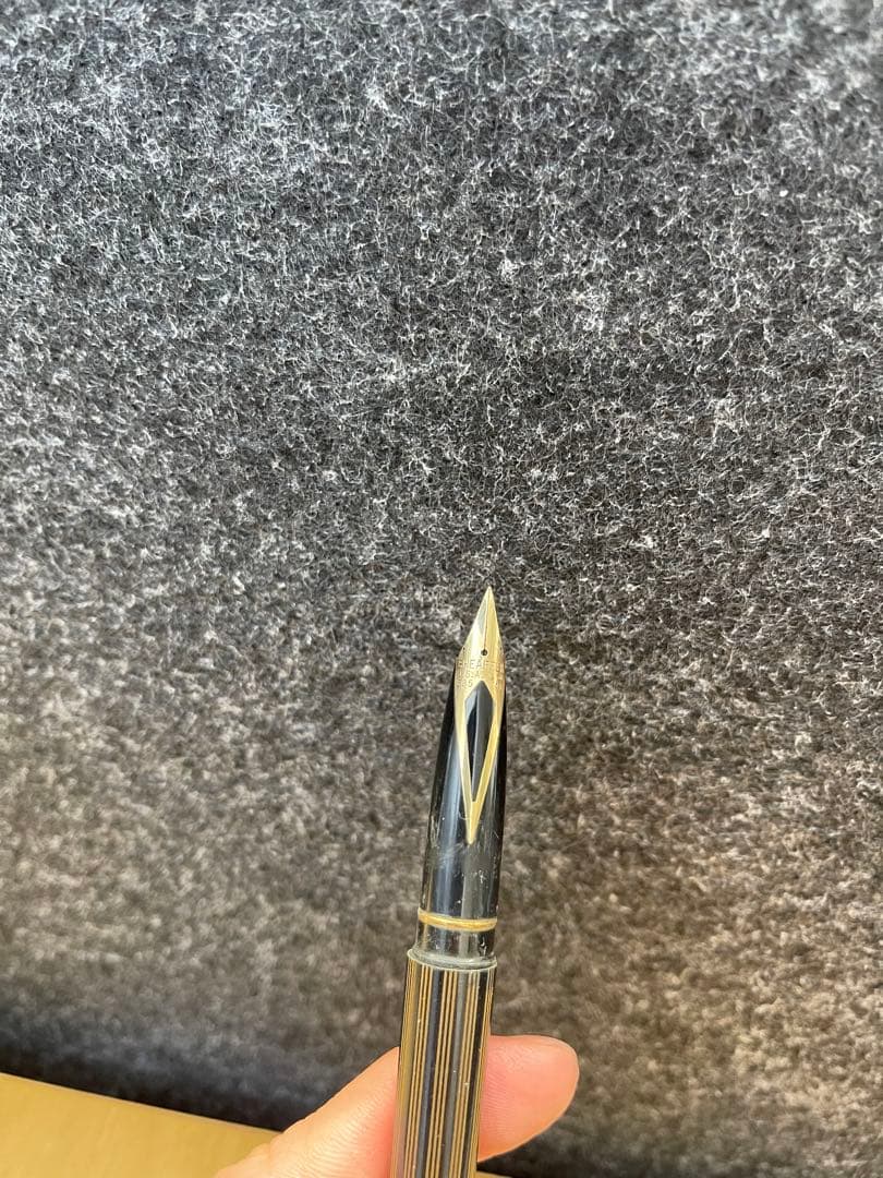 高級万年筆 金色と黒のストライプ