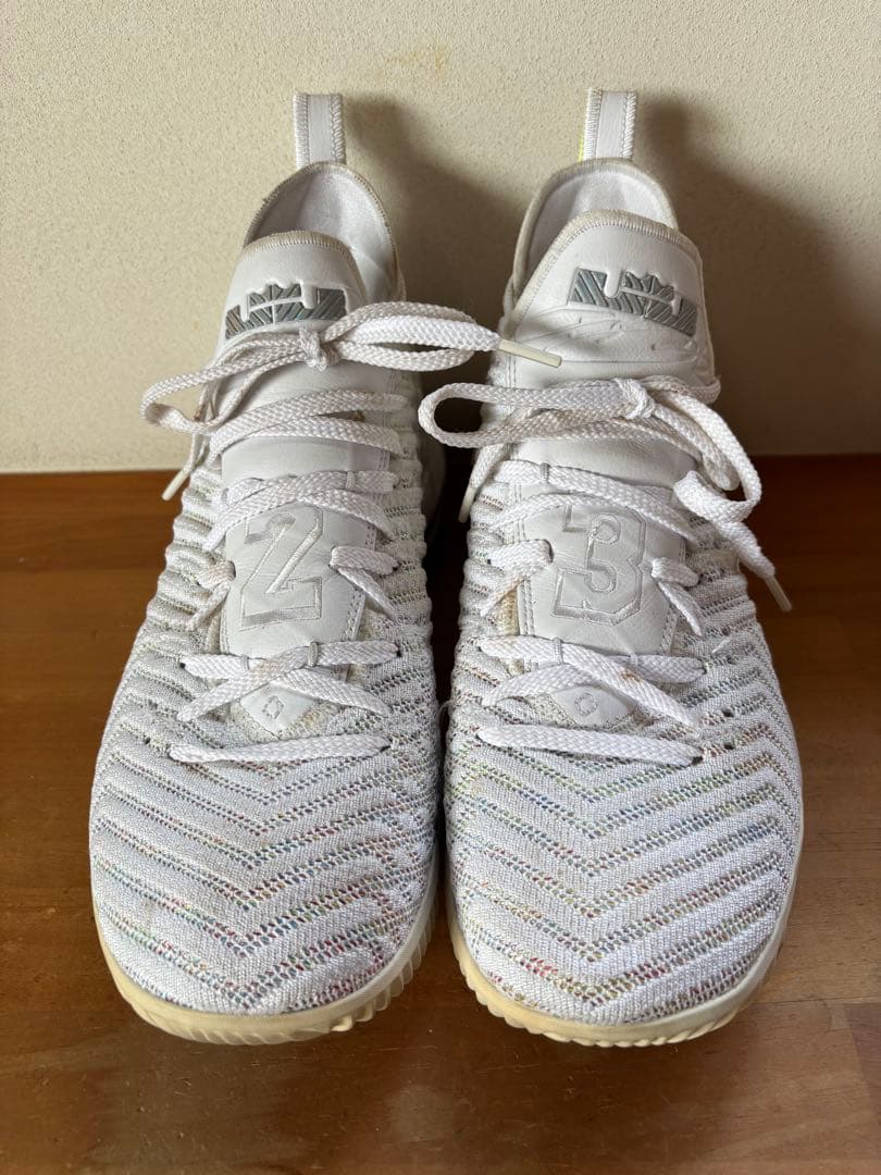 ホワイト バスケットボールシューズ