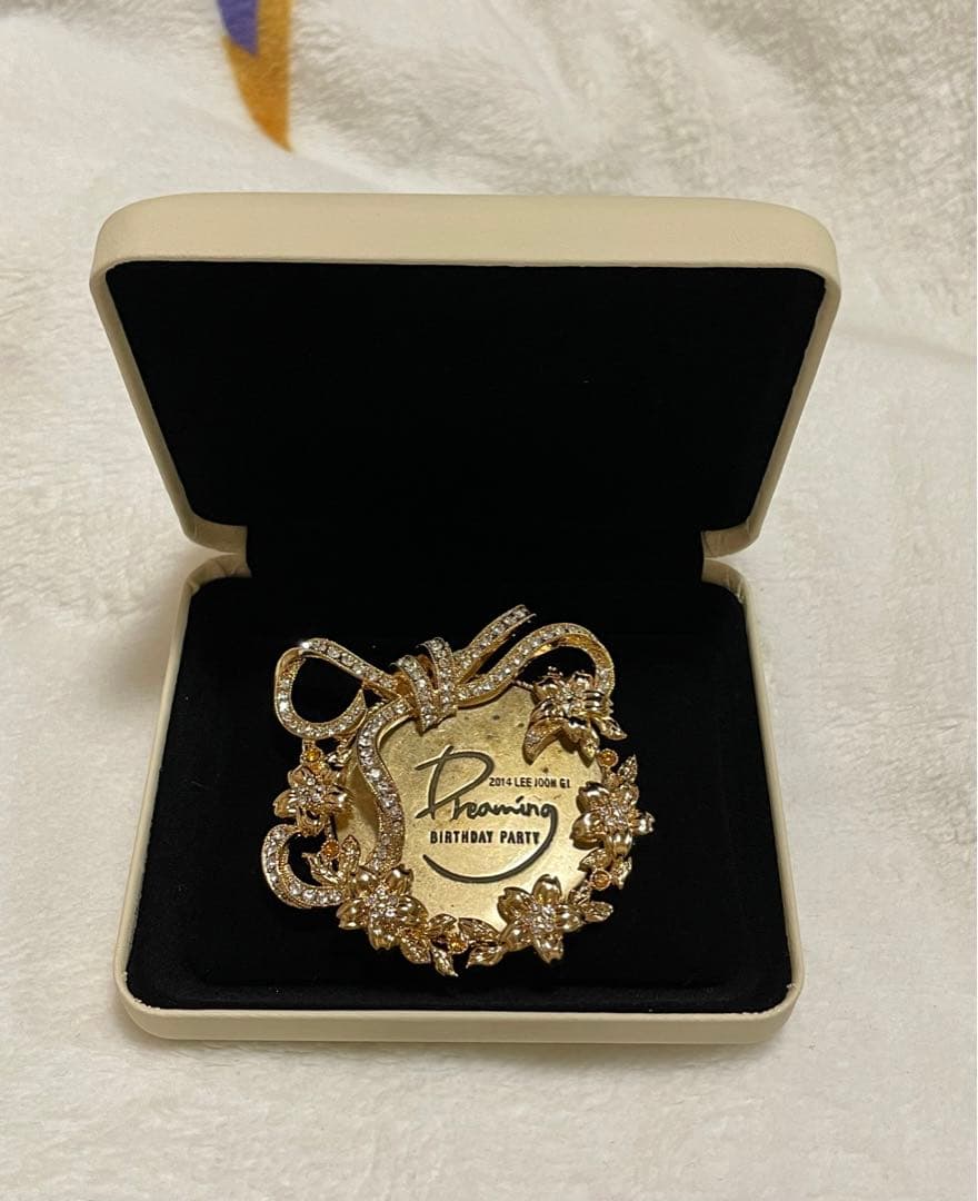 イ・ジュンギ　公式　グッズ　ブローチ