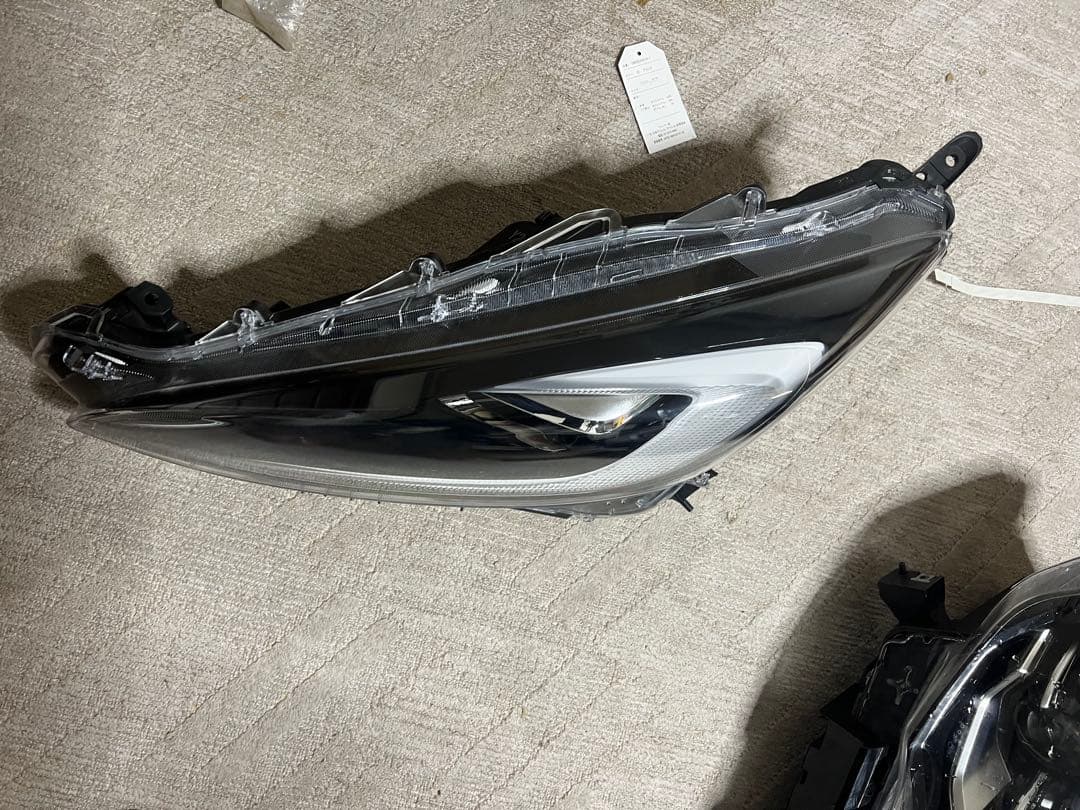 トヨタ　アクア　右　LEDヘッドライト スモークレンズ