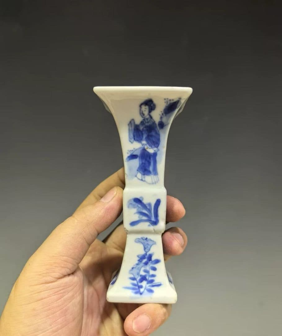 青い絵柄の白磁花瓶