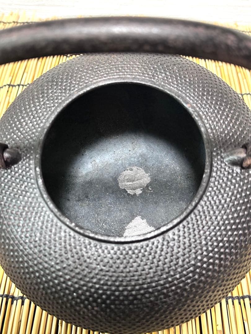 未使用品、長期保管品　南部利祥銘造 １５型アラレ 南部鉄瓶　南部鉄器　鉄瓶