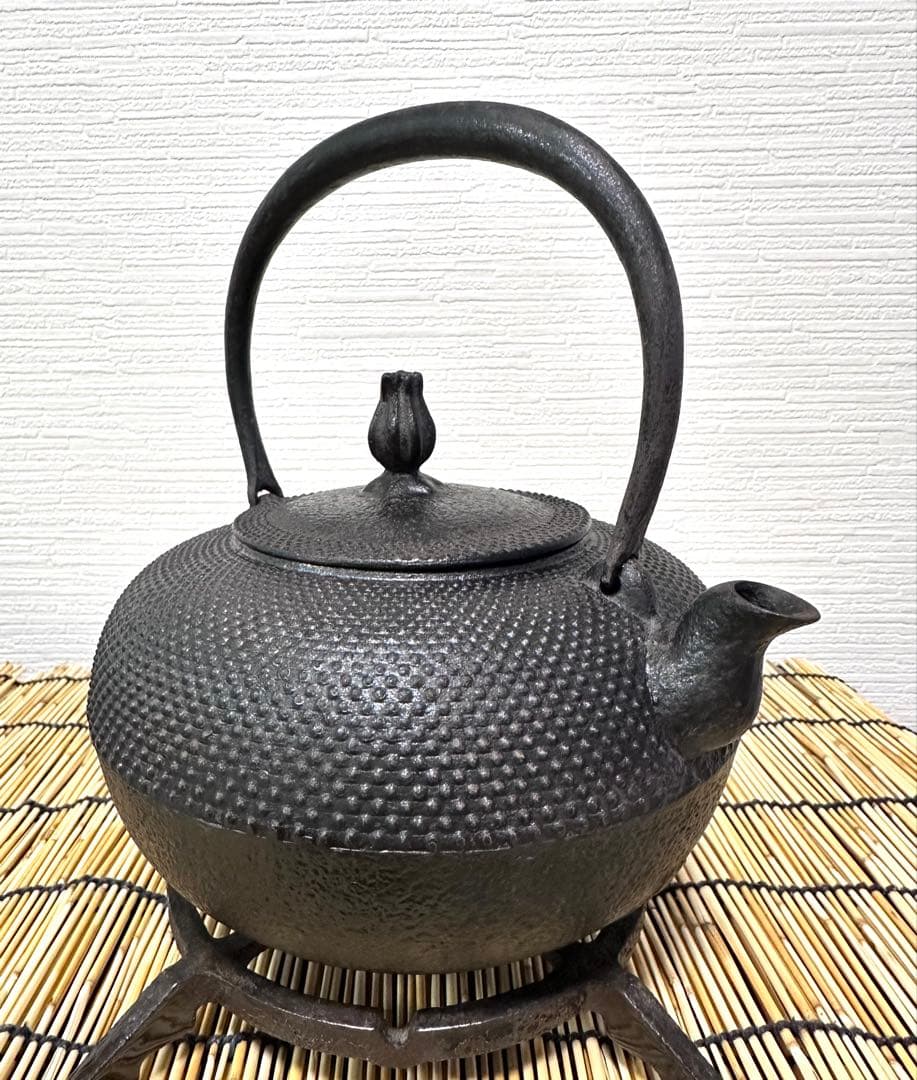 未使用品、長期保管品　南部利祥銘造 １５型アラレ 南部鉄瓶　南部鉄器　鉄瓶