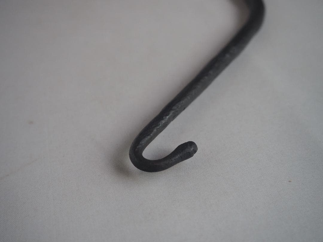 3代高木治郎兵衛造『鉄木瓜形釜釣』（共箱）