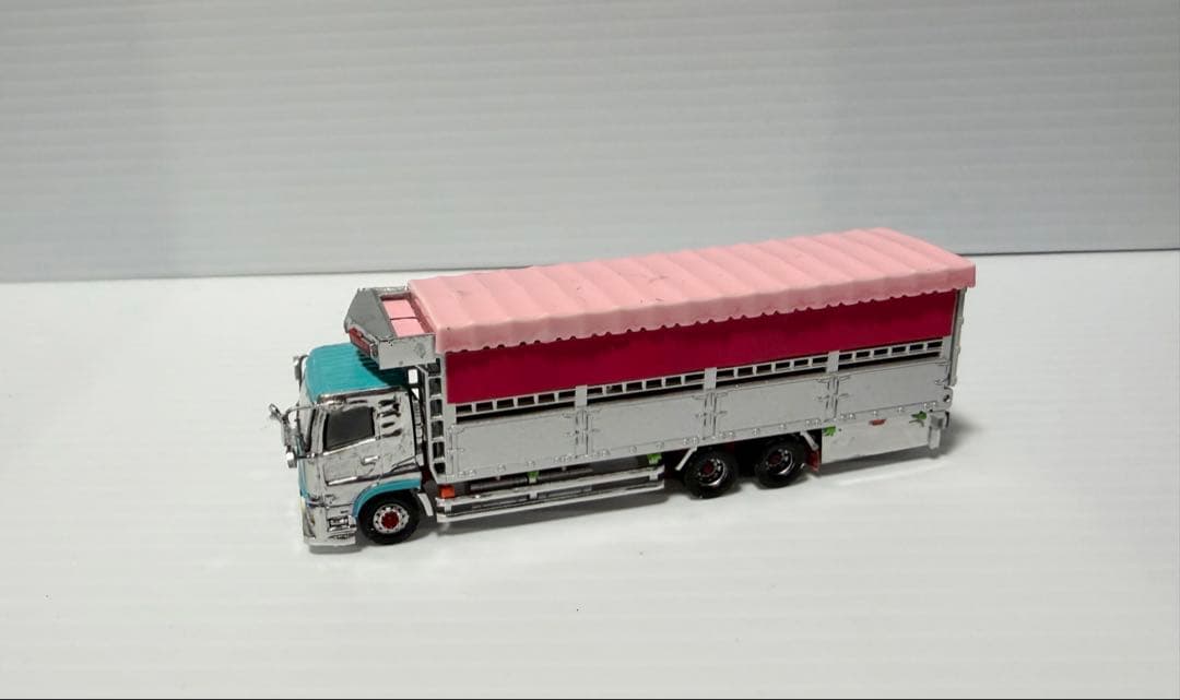 牛２頭付き ＵＤトラックスクオン　家畜運搬トラック　べこ車　トラックコレクション