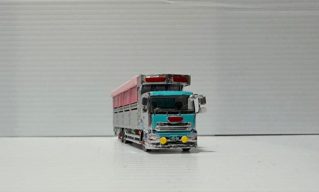 牛２頭付き ＵＤトラックスクオン　家畜運搬トラック　べこ車　トラックコレクション