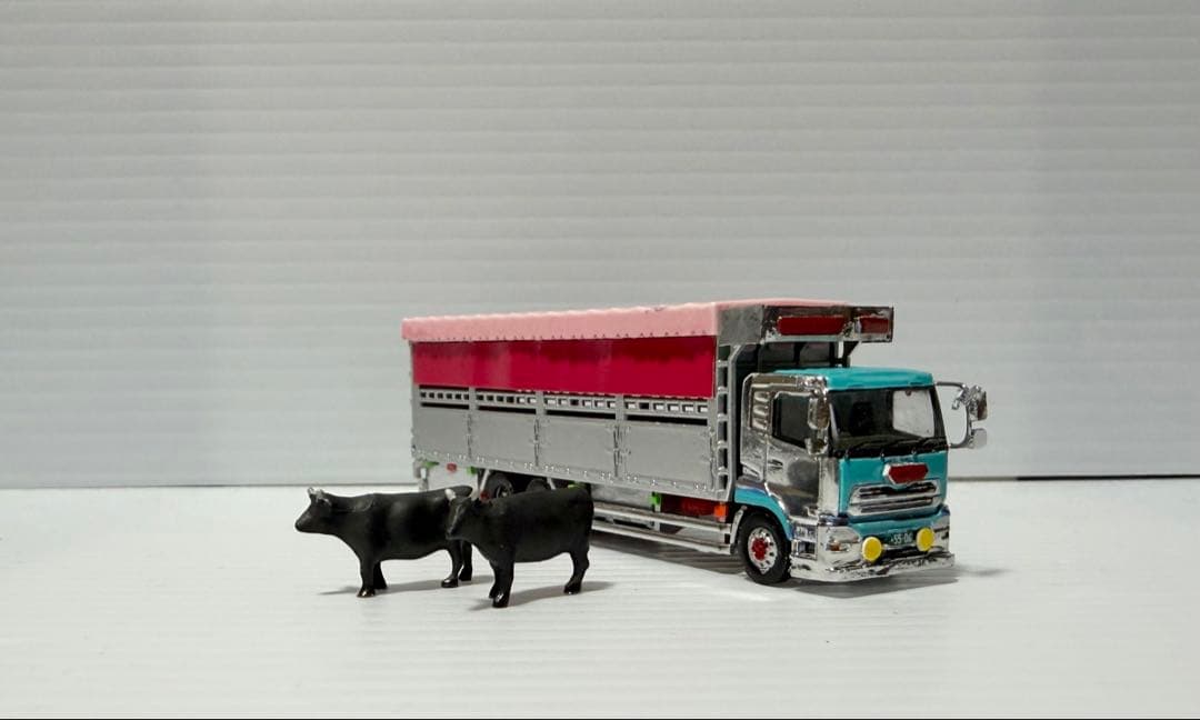 牛２頭付き ＵＤトラックスクオン　家畜運搬トラック　べこ車　トラックコレクション