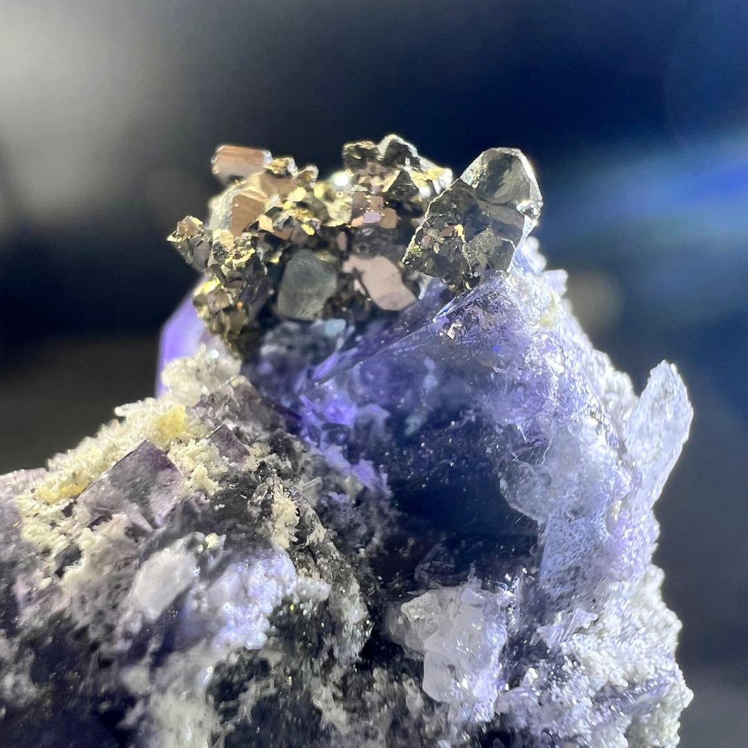 ヤオガンシャン産　パイライトが美しい‼︎ 「藤紫色」フローライト