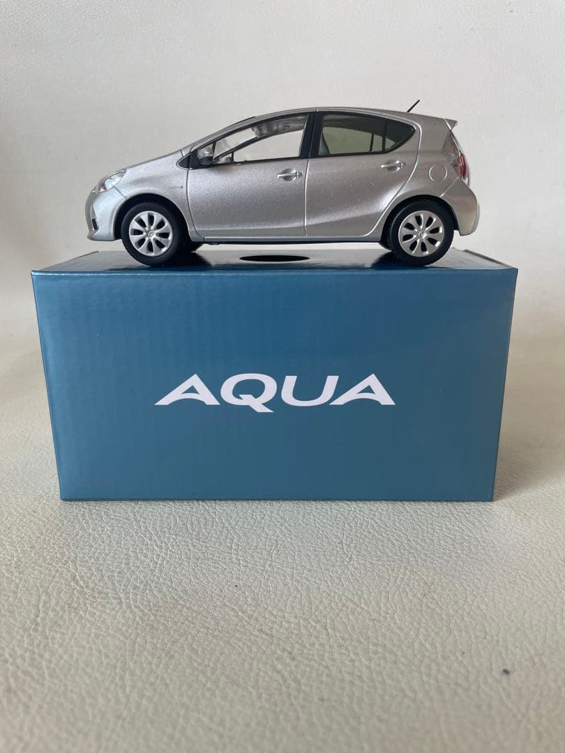 トヨタ アクア NHP10 前期 ミニカー ③ 1F7 シルバーメタリック