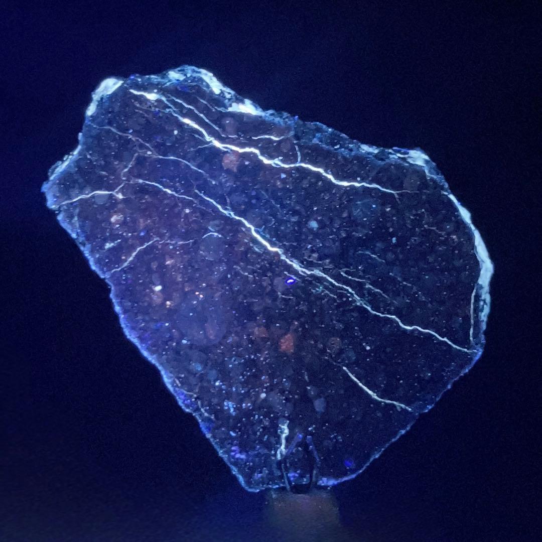 蛍光隕石 nwa12518 LL3 アンホテライト 5.8g フルスライス