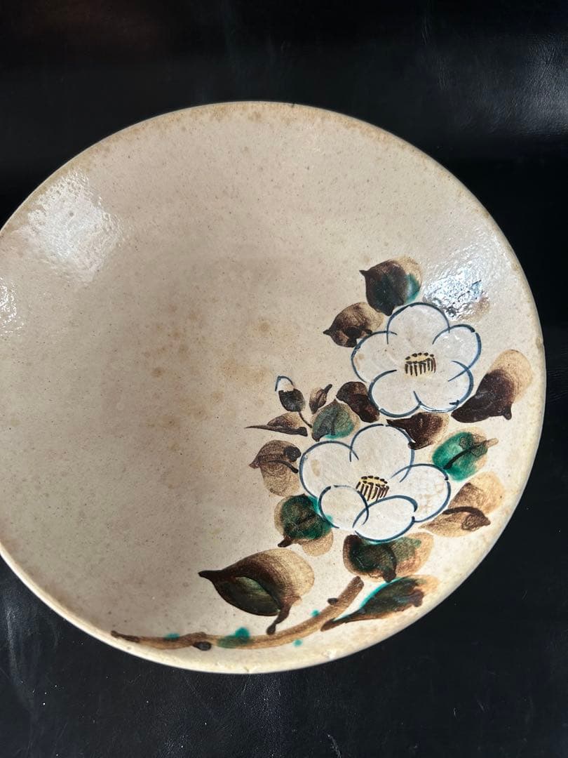 美しい古美術◾️蔵から美しい白椿の花が描かれた夏茶碗の様な楽印の陶器