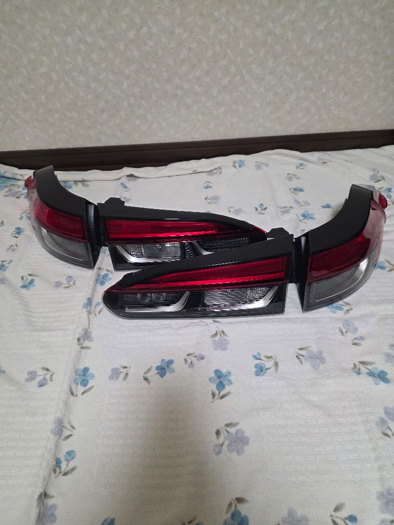 TOYOTA　カローラクロス　テールランプ一式