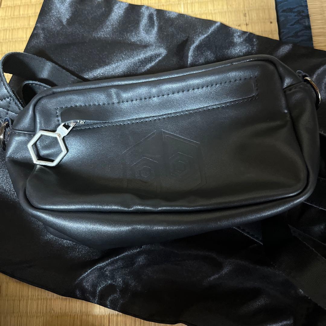 女王蜂 ボディバッグ