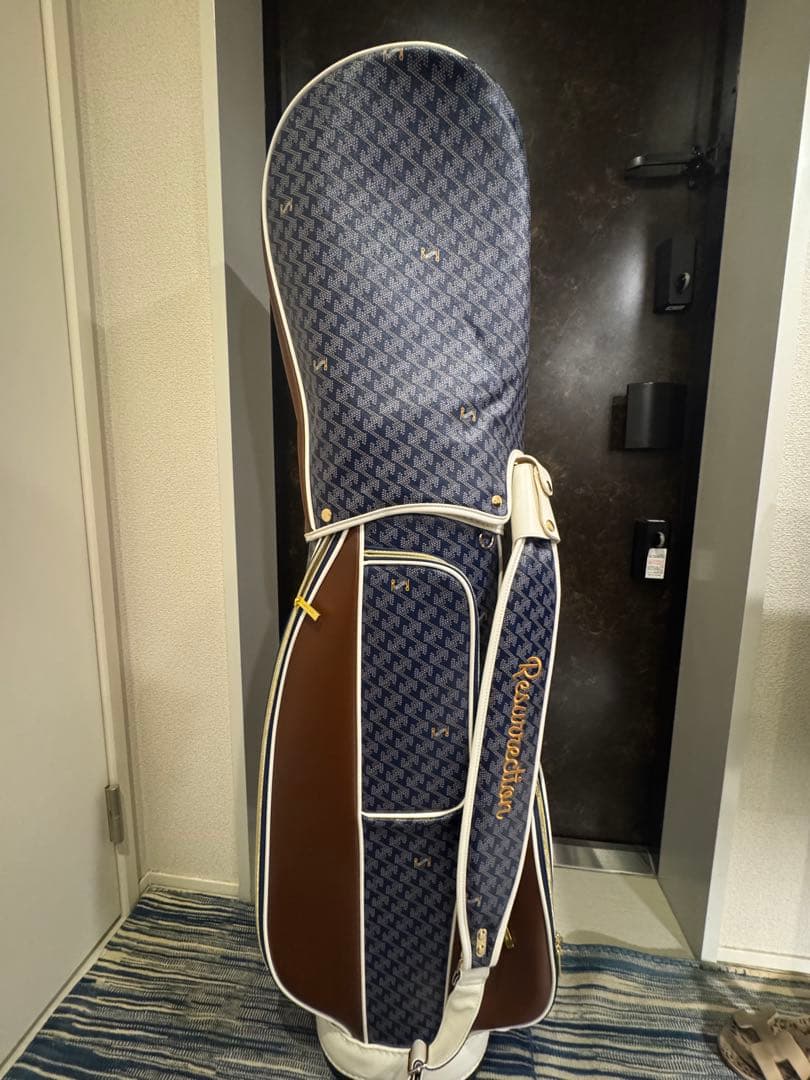 ネイビーとブラウンのゴルフバッグ