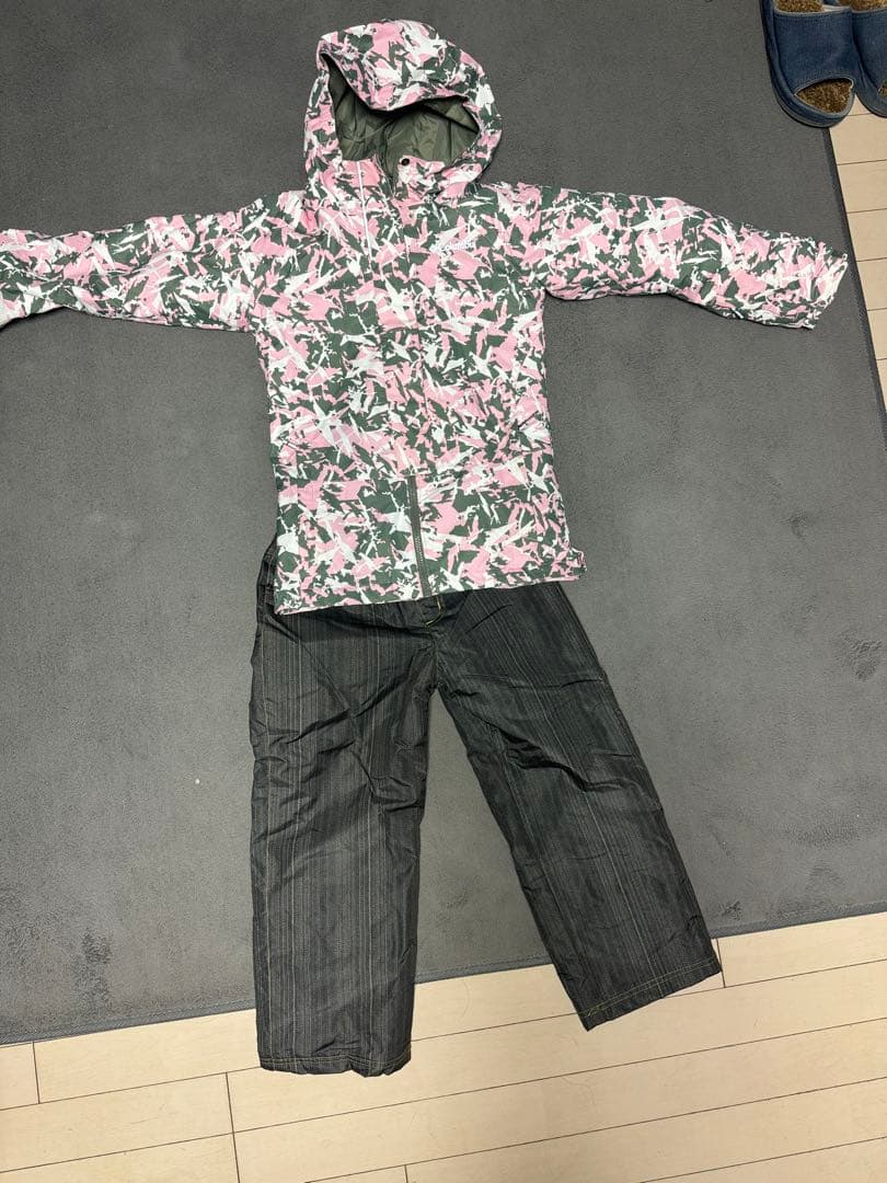 子ども用スノーボードウェア ピンク・グリーン迷彩