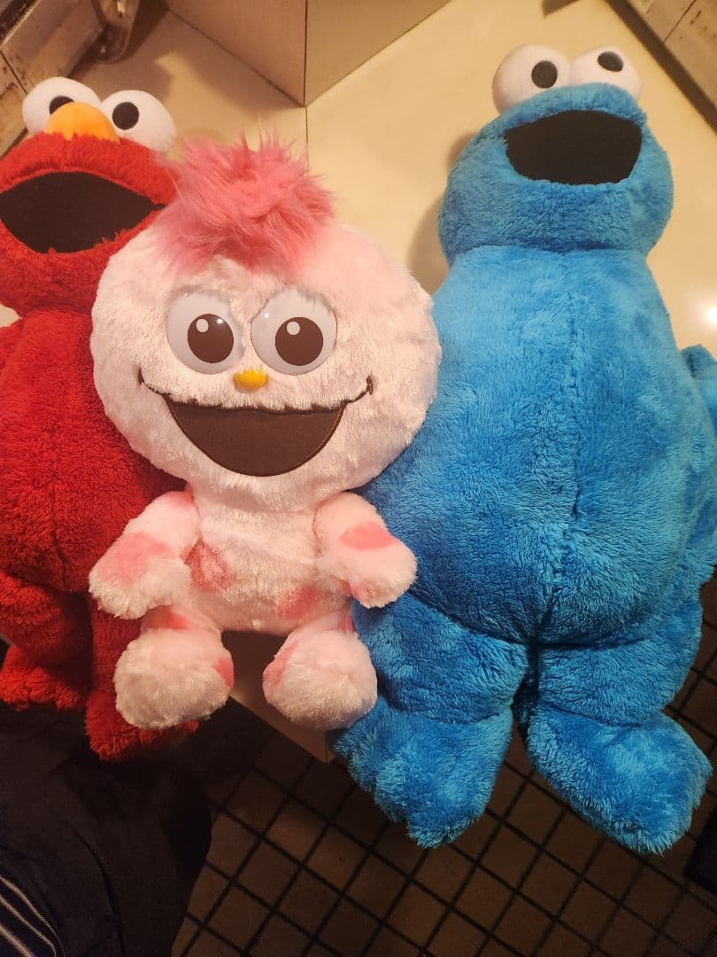 ユニバーサル・スタジオ・ジャパンのエルモクッキーモンスターモッピー缶バッチ三つ付