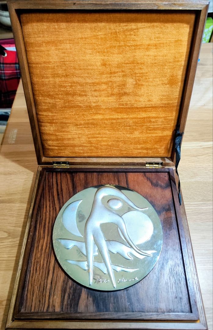 岡本太郎作純銀製飾り額『世界の中の人間』第三回作品【人間と海】純銀205gm