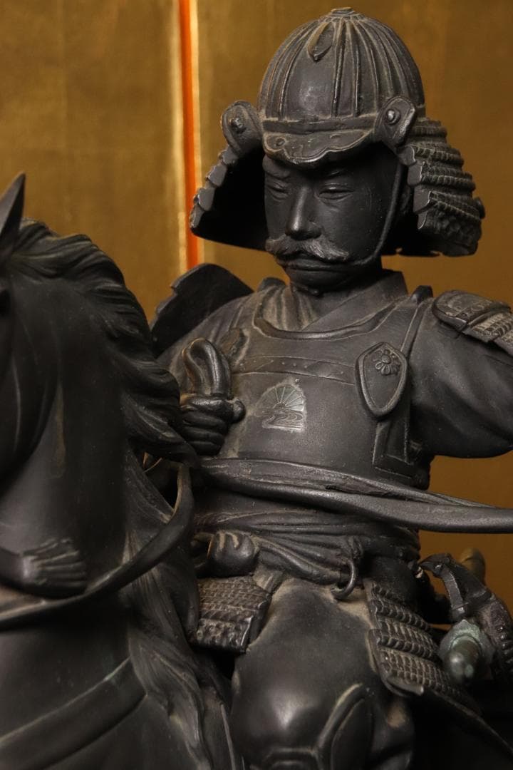 金工師　美雪作　古銅製　銀象嵌　楠木正成公　高さ48㎝　重さ14㎏ EE001