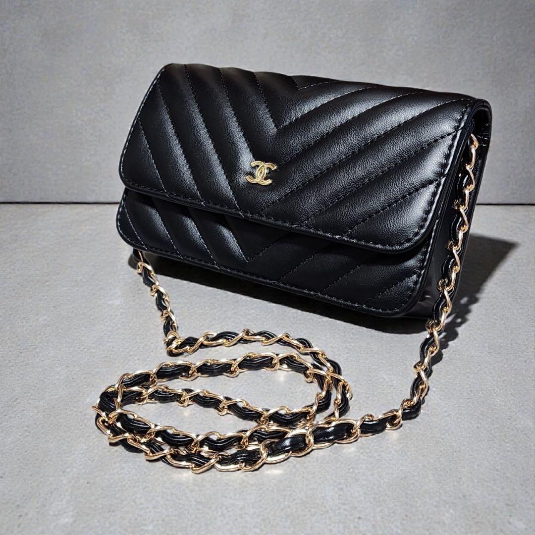 CHANEL　Vステッチ　ショルダーバッグ　黒　ノベルティ