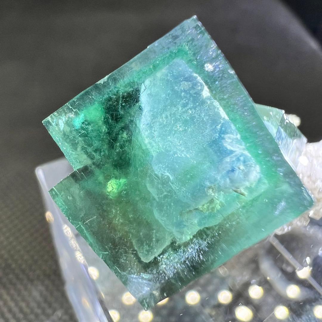 ヤオガンシャン産　クォーツ共生ブルー、グリーンゾーニング　二重結晶？フローライト