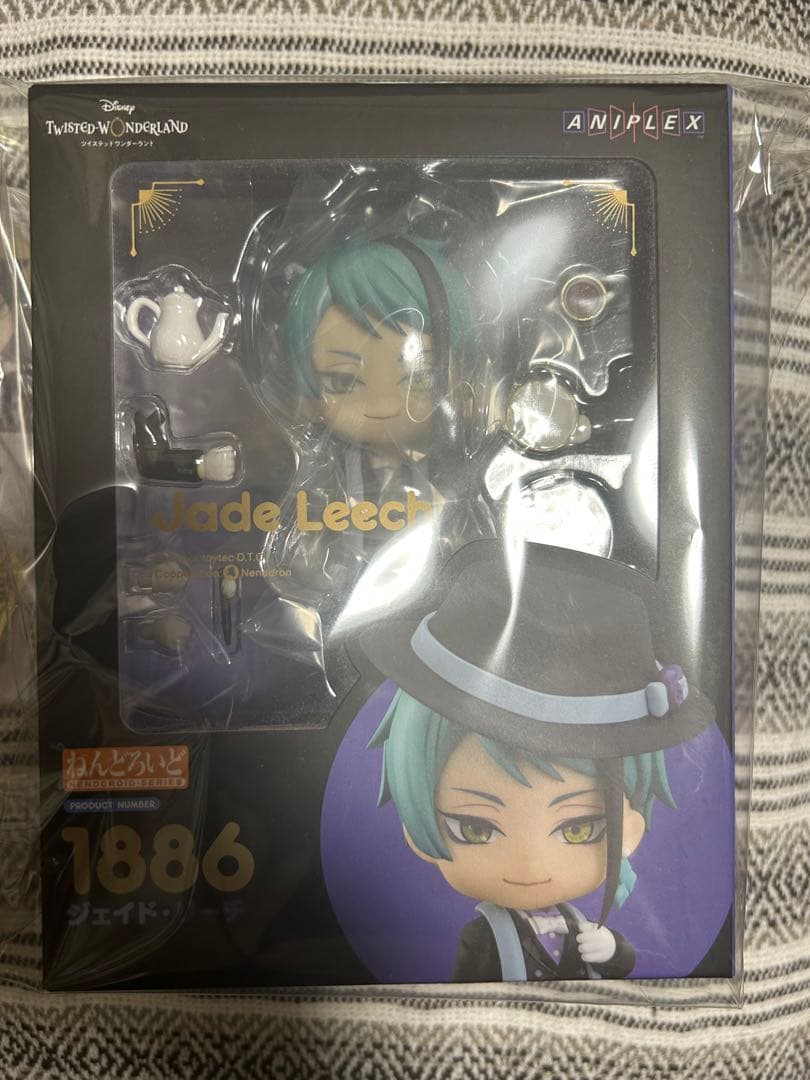 ツイステッドワンダーランド　ジェイド　ねんどろいど(缶バッジ付)(箱少し痛み有)