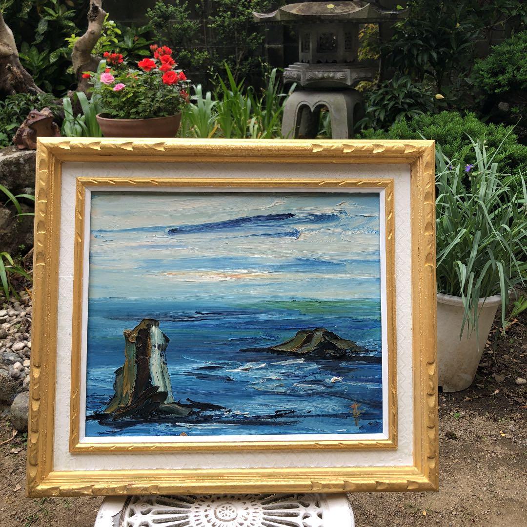 海上に２つの巌岩，男島、女島中央、左右，下部に流れる波の表現