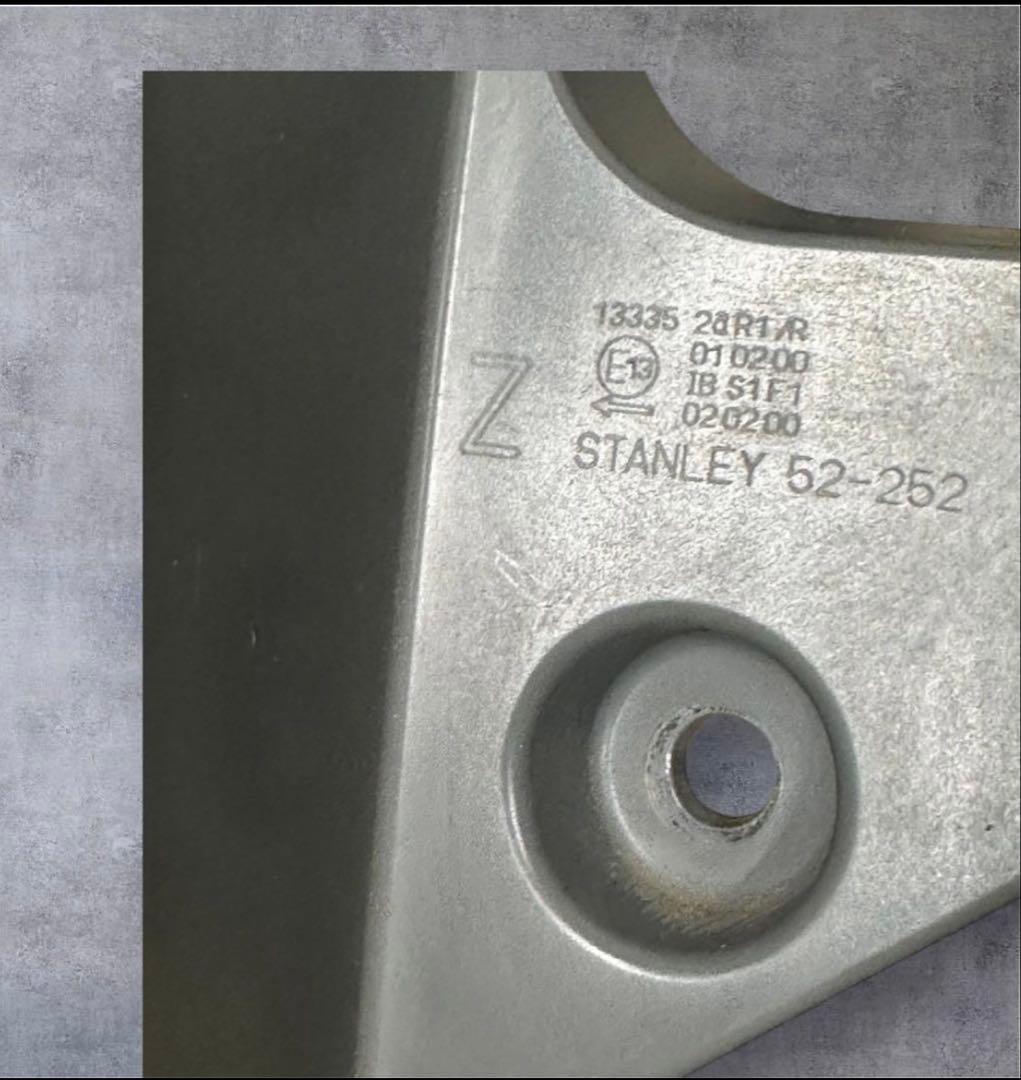 トヨタアクア　NHP10STANLEY 52-252テールライト 左