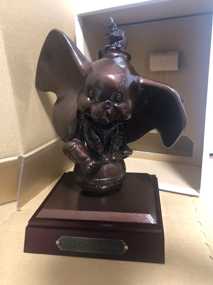 東京ディズニーランド　ダンボ　ブロンズ像
