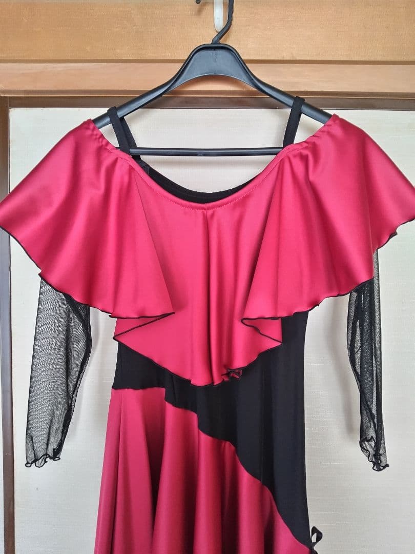 赤と黒の社交ダンスドレス