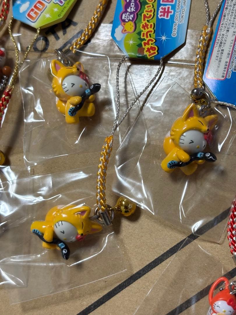 ご当地限定　ハローキティ ストラップ　チャーム うちわ　タオル　30個セット