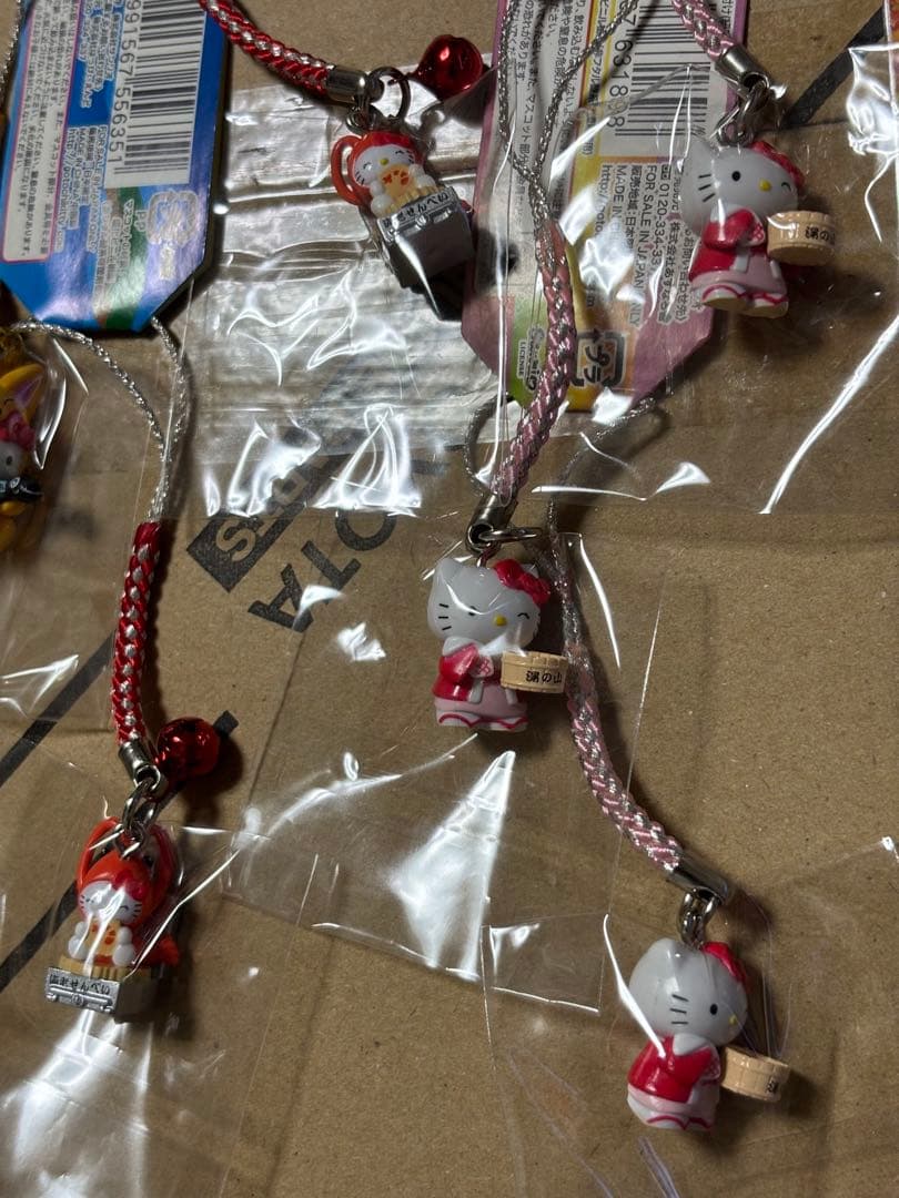 ご当地限定　ハローキティ ストラップ　チャーム うちわ　タオル　30個セット