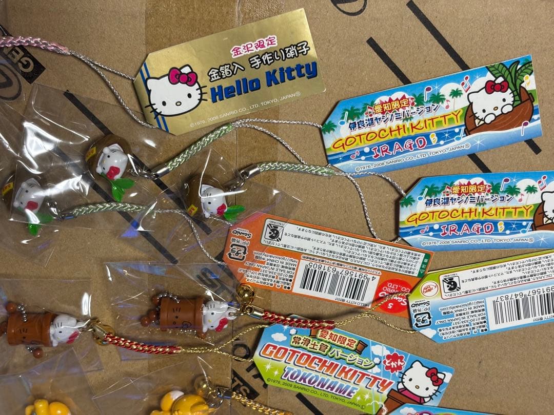 ご当地限定　ハローキティ ストラップ　チャーム うちわ　タオル　30個セット
