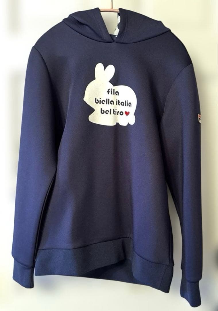 FILA×ウィンザーコラボ　可愛いうさぎシリーズ　　フード付きトレーナー　紺
