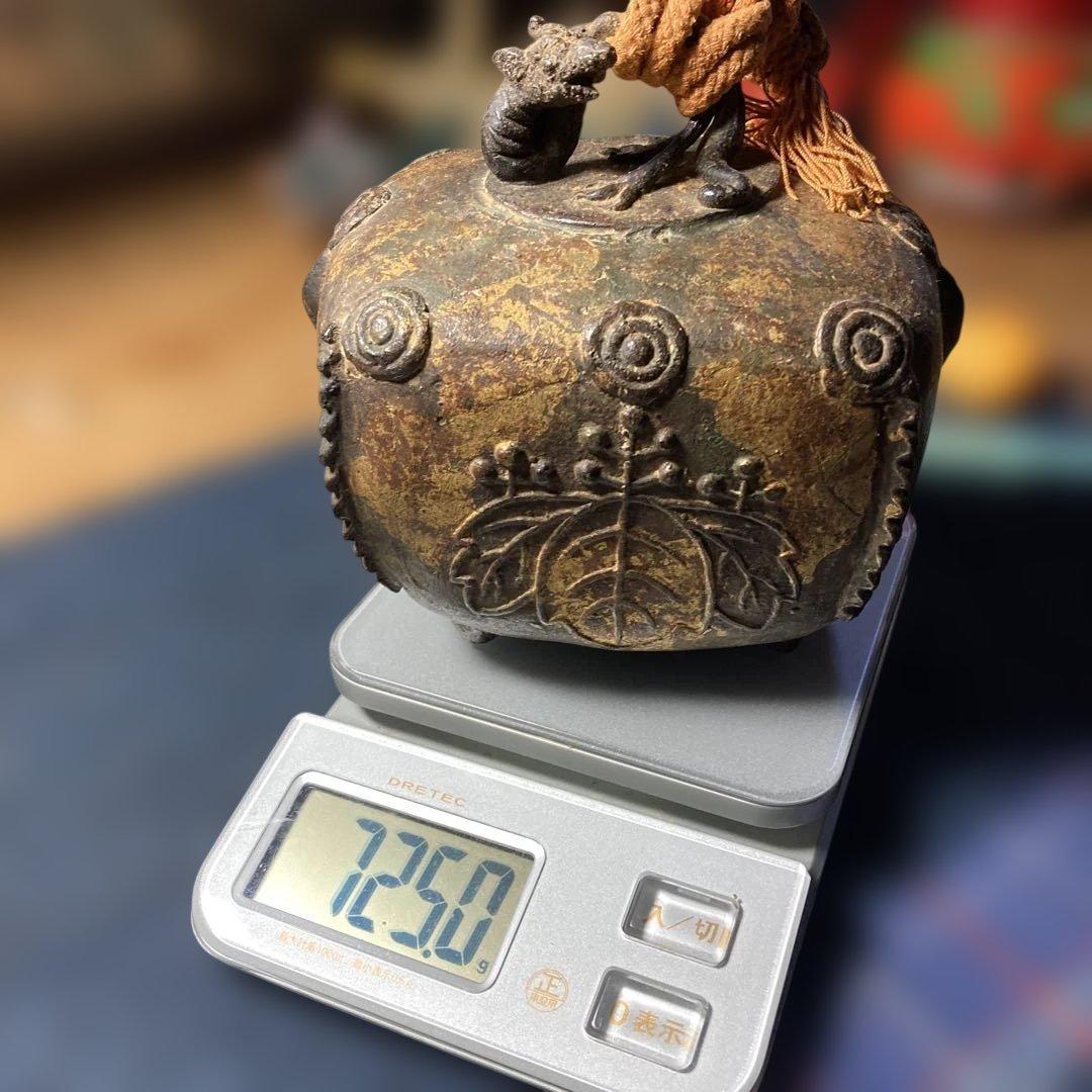 ( T_T)＼(^-^ )何⁇これ、古い五三の桐と梵字の特大の鈴です。