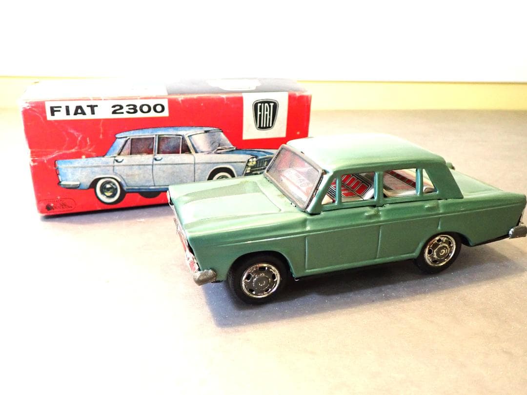 FIAT 2300 フリクションカー グリーン ビンテージブリキカー全長18㎝